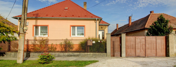 Na predaj: 4i RD, pozemok 1719 m², obec Vojka nad Dunajom